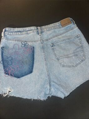 American Eagle Light Wash Distressed Denim Shorts sz 8  Excellent cond
